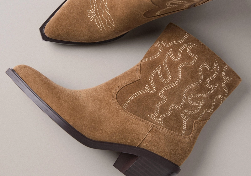 Кожаные ботильоны-казаки на каблуке