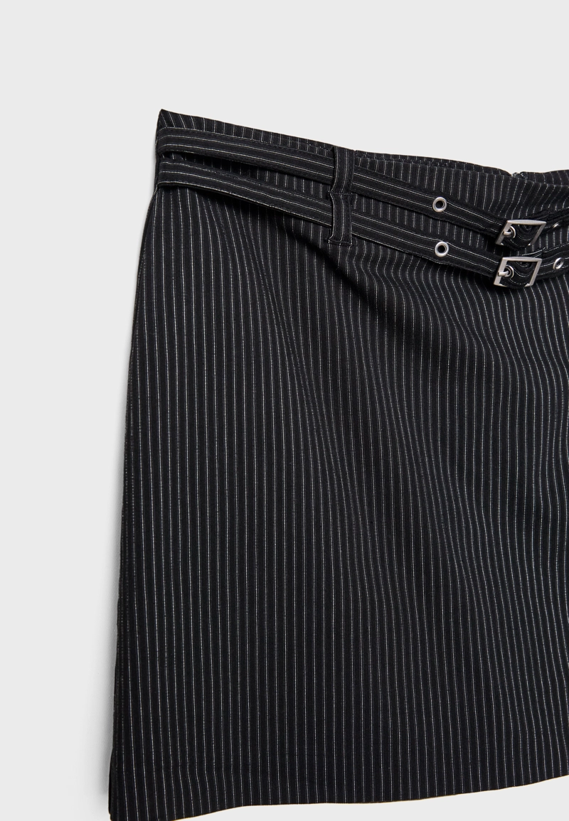 Мини-юбка в полоску с ремнями