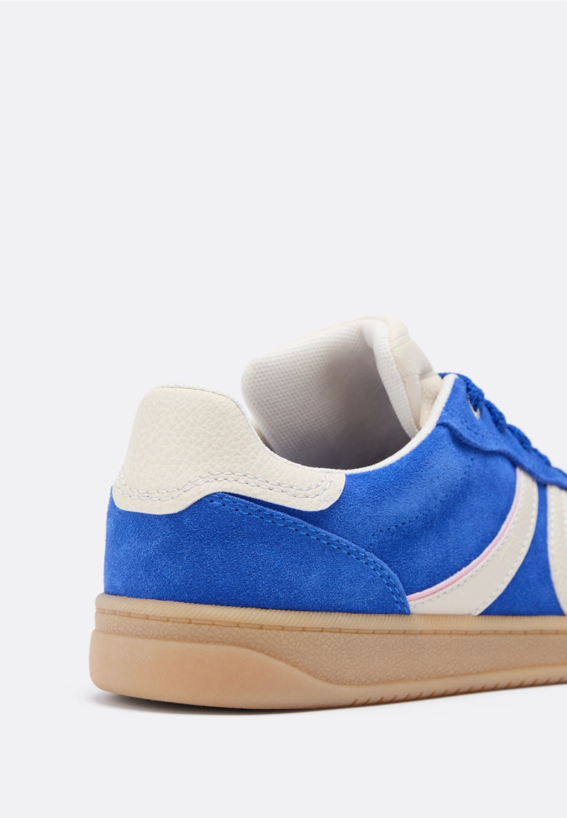 Повседневные кожаные кроссовки