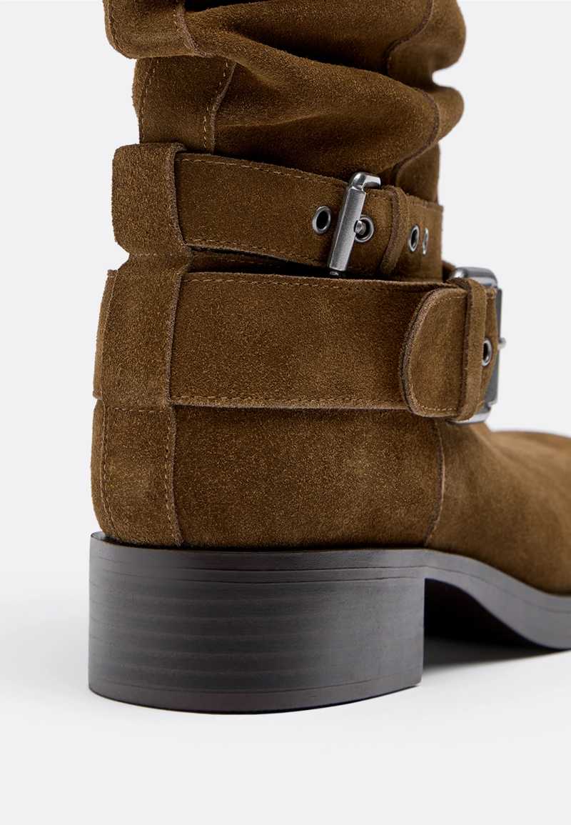 Кожаные ботильоны на плоской подошве с пряжками