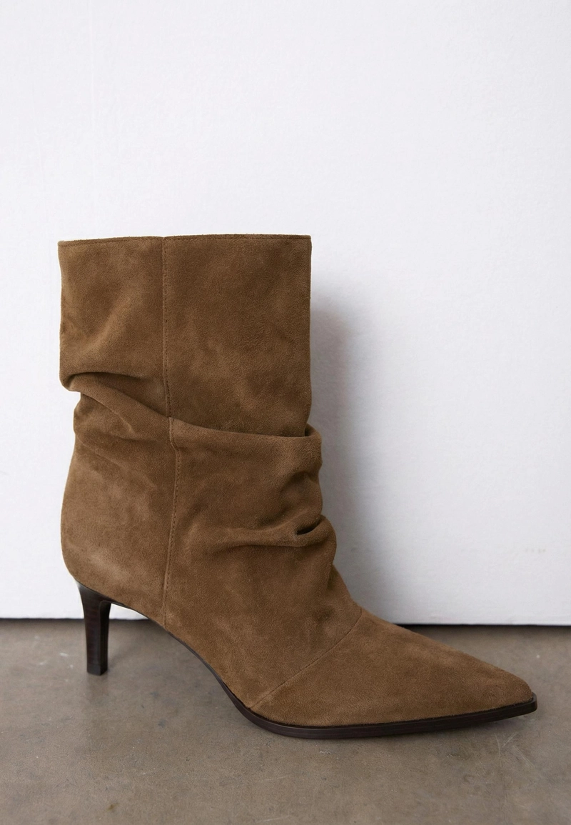Кожаные ботильоны свободного кроя на каблуке