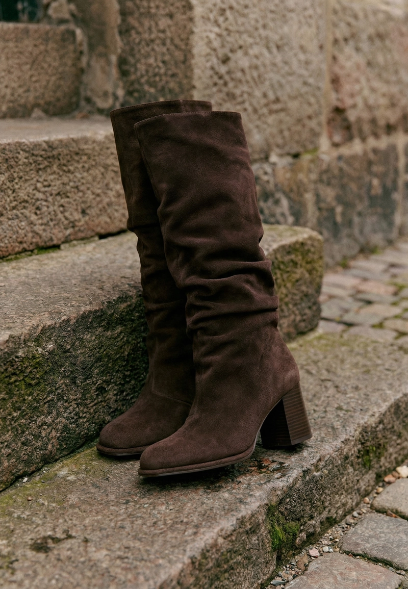 Кожаные сапоги на каблуке свободного кроя