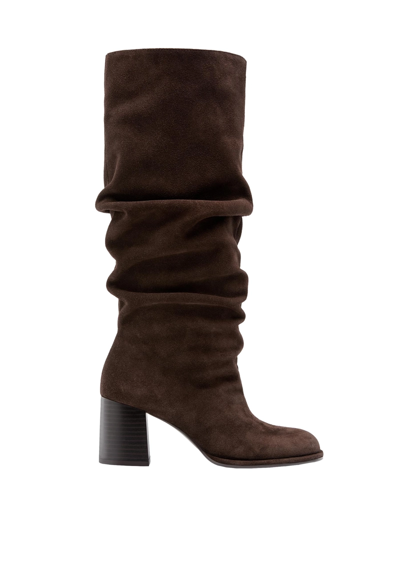 Кожаные сапоги на каблуке свободного кроя