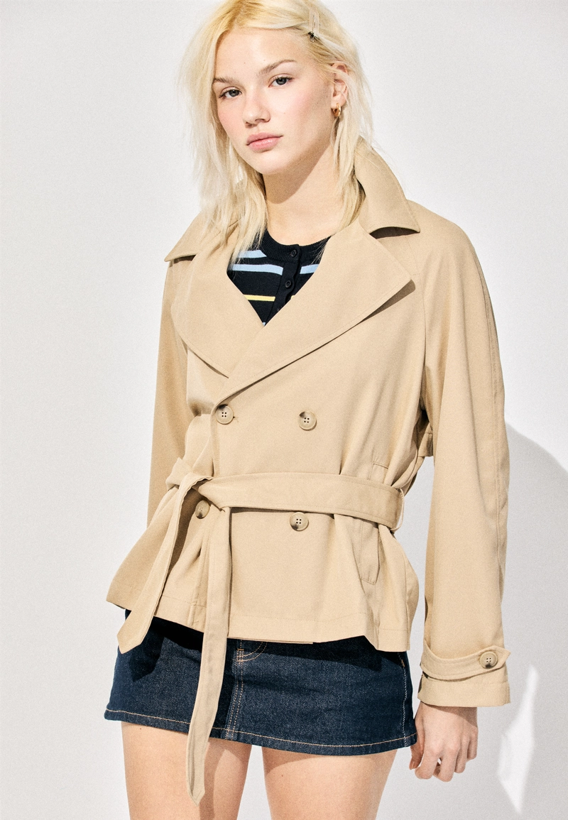 Короткий струящийся тренч с поясом