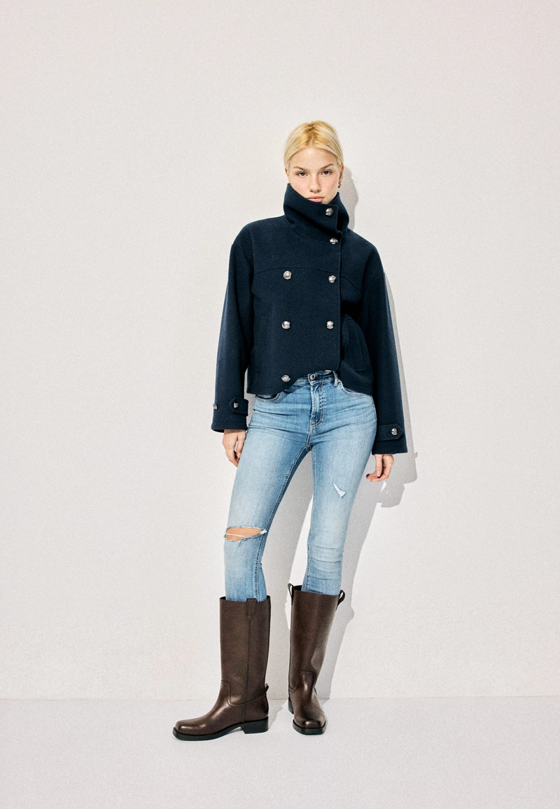 Куртка с высоким воротником и мягкой текстурой