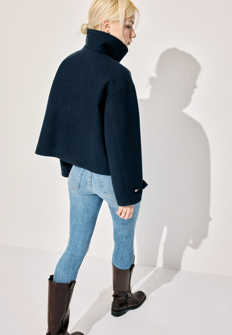 Куртка с высоким воротником и мягкой текстурой