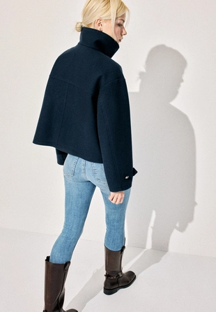 Куртка с высоким воротником и мягкой текстурой- Заказать в России