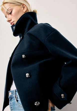 Куртка с высоким воротником и мягкой текстурой- Заказать в России