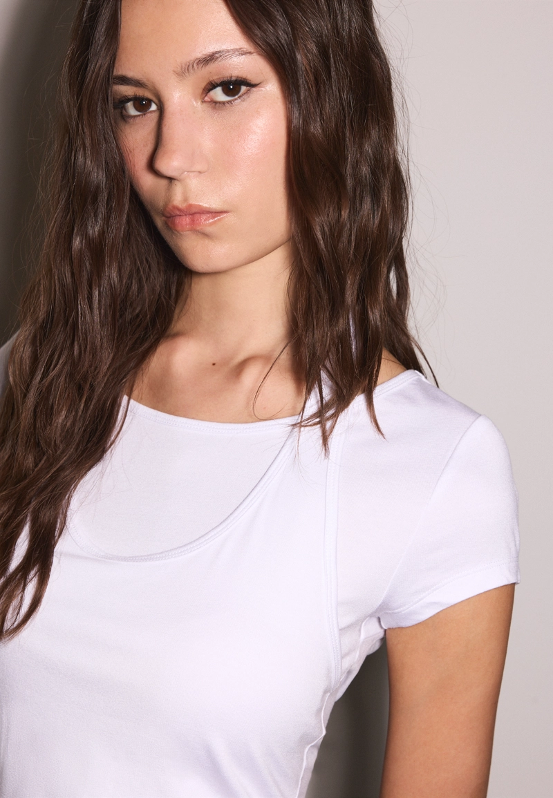 Футболка с короткими рукавами и двуслойным эффектом