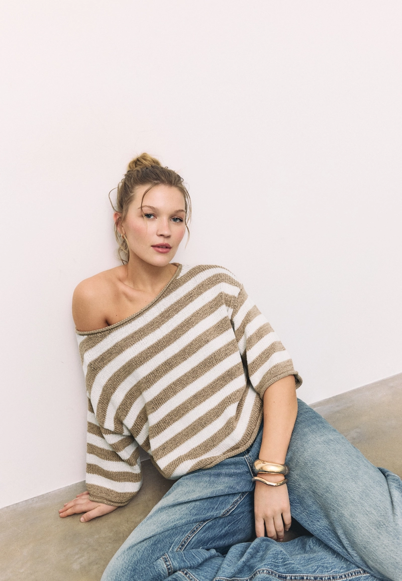 Трикотажный свитер с вырезом-лодочкой