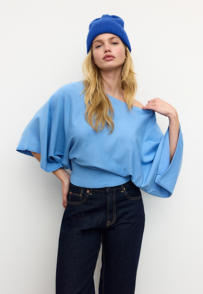 Вязаный свитер с широкими рукавами