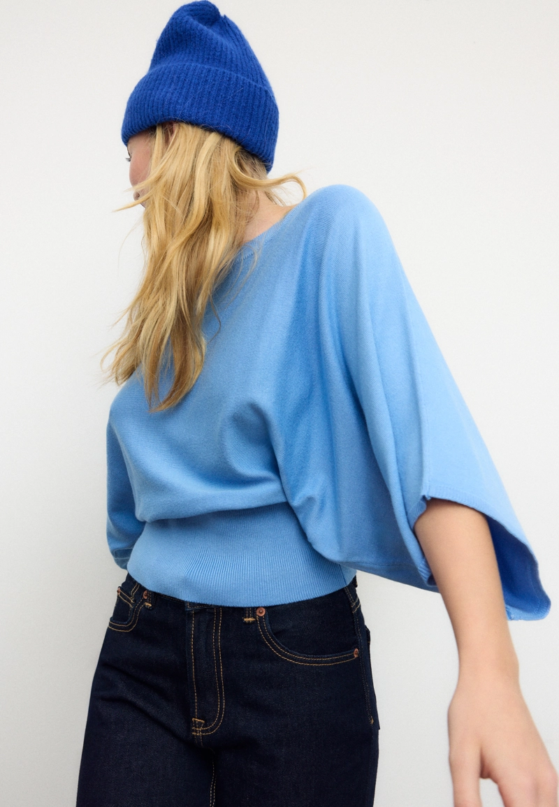 Вязаный свитер с широкими рукавами