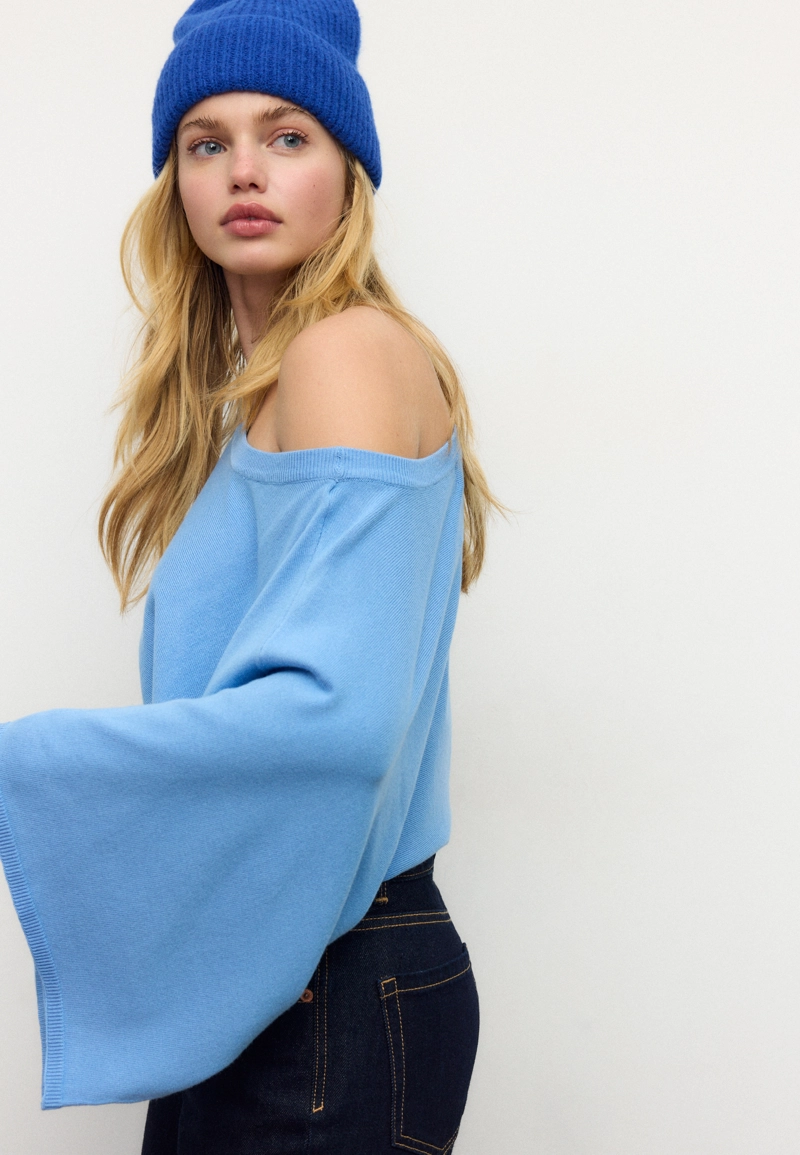 Вязаный свитер с широкими рукавами