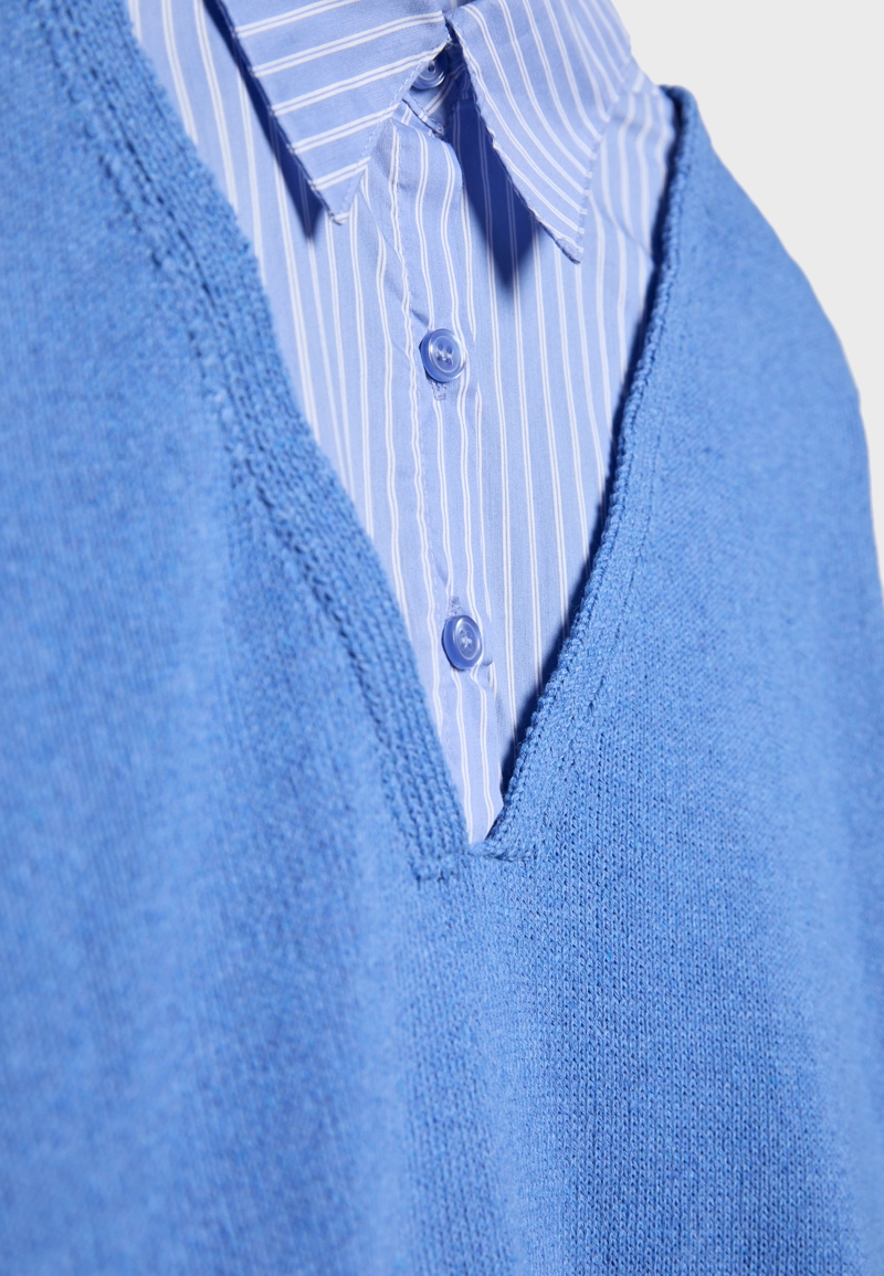 Двухматериальный вязаный свитер