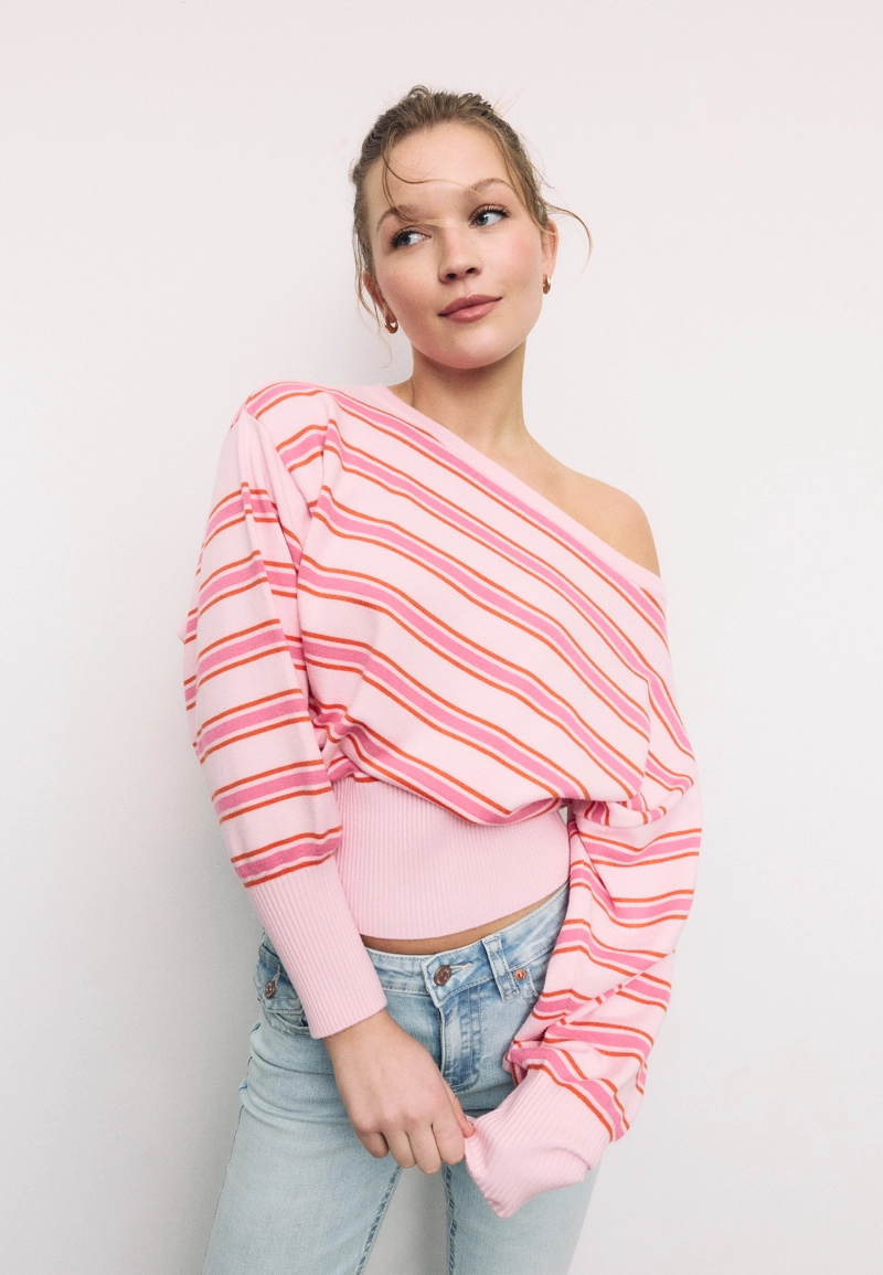 Трикотажный свитер асимметричного кроя в рубчик