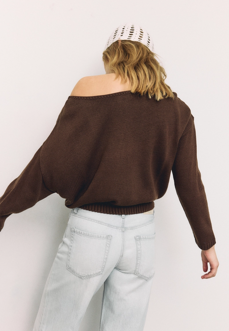 Асимметричный вязаный свитер со звездой