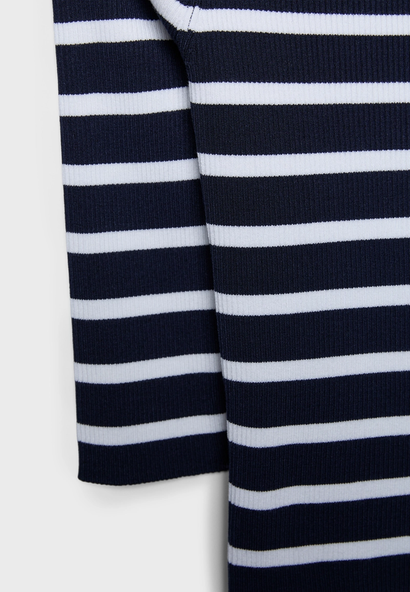 Трикотажный свитер в полоску облегающего кроя