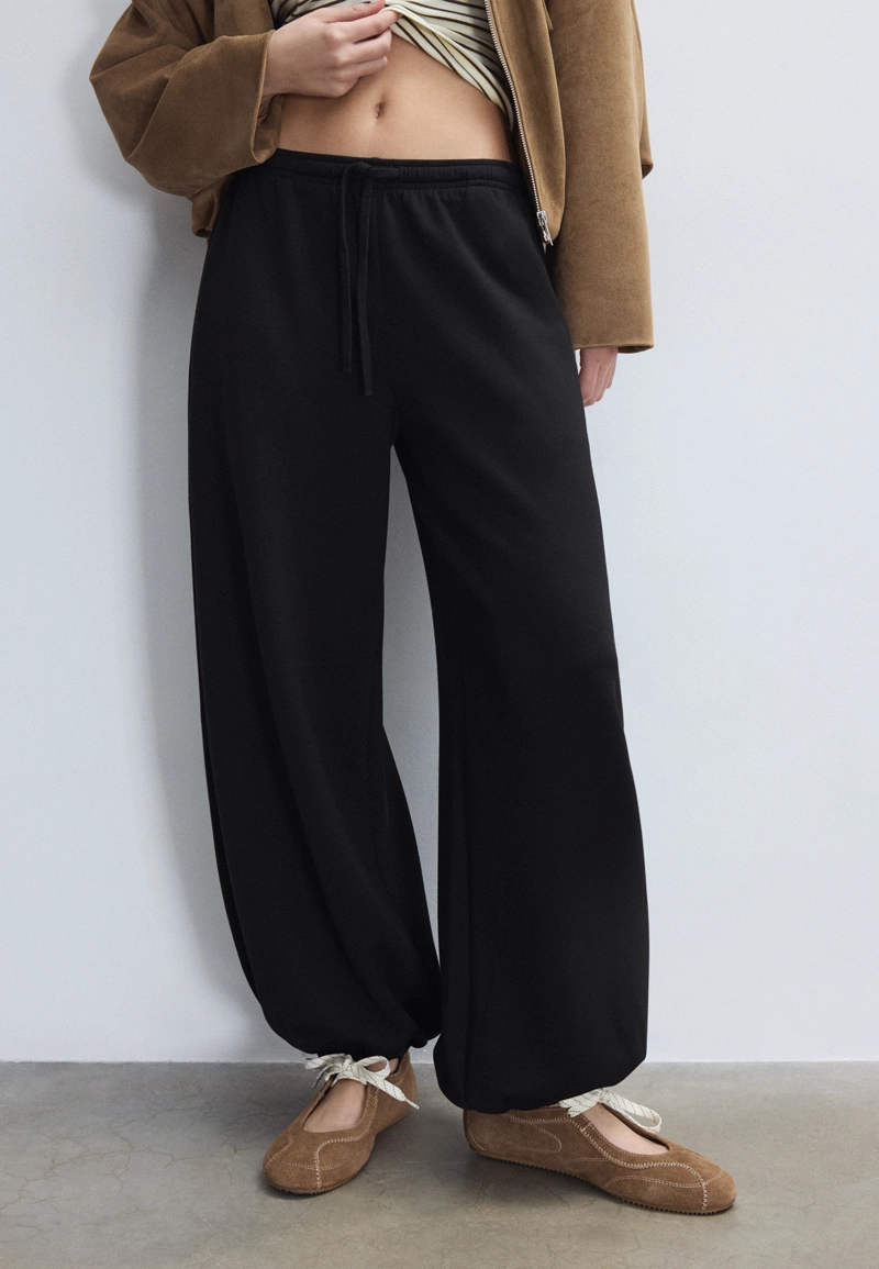 Мягкие брюки-джоггеры фасона баллон