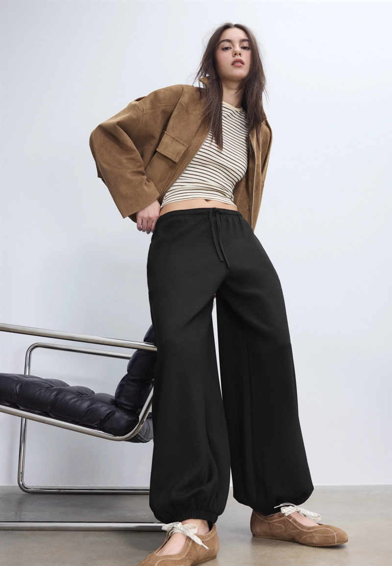 Мягкие брюки-джоггеры фасона баллон