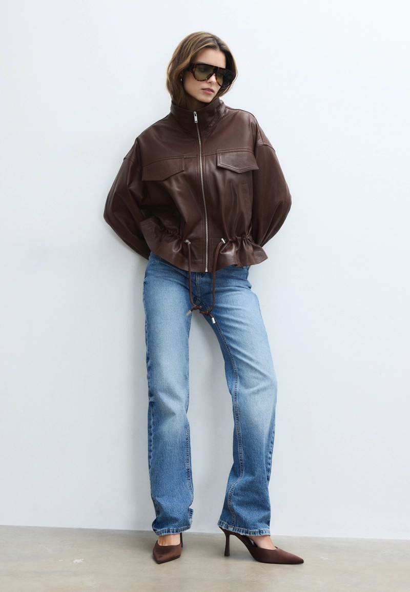 Кожаная куртка с карманами и регулируемой талией