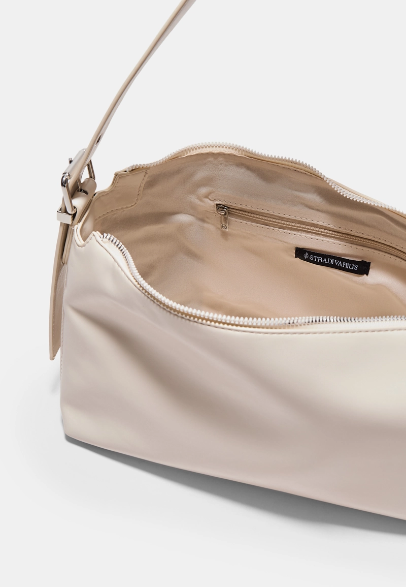 Сумка на плечо с мягкой пряжкой