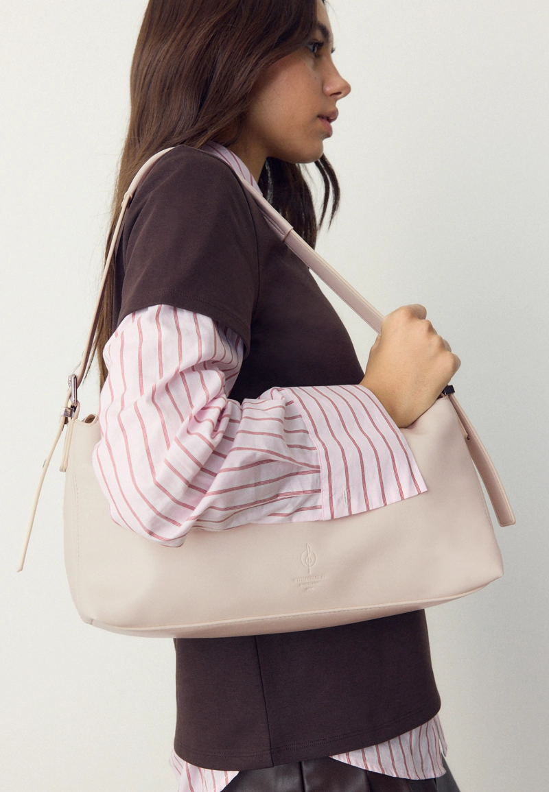 Сумка на плечо с мягкой пряжкой