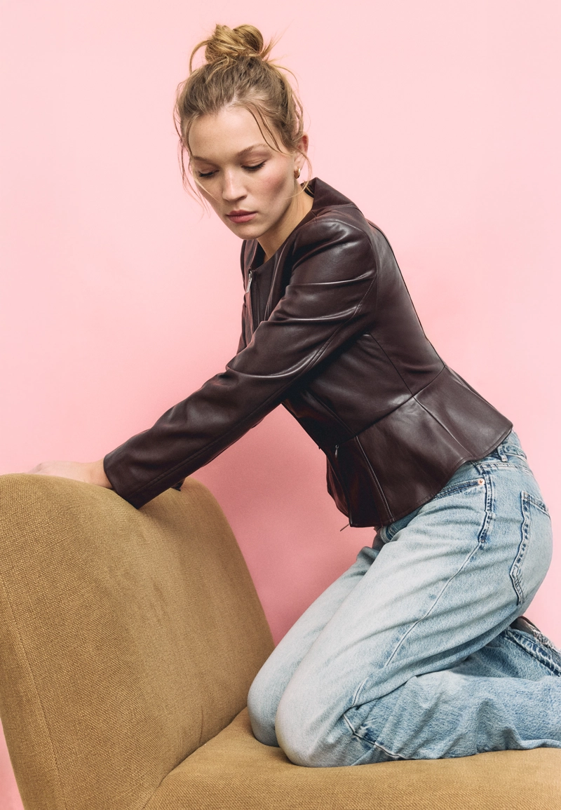 Пиджак без воротника с баской из искусственной кожи