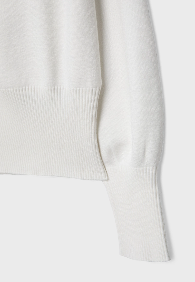 Трикотажный свитер асимметричного кроя в рубчик