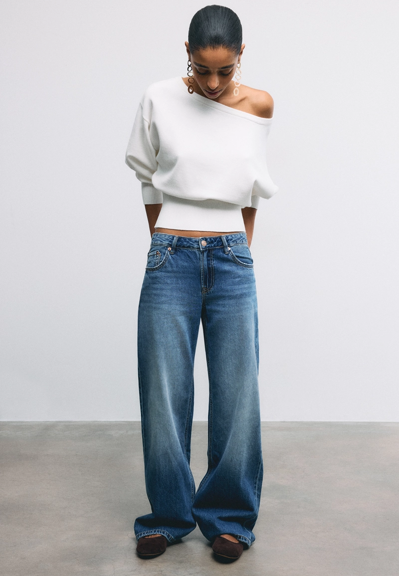 Трикотажный свитер асимметричного кроя в рубчик