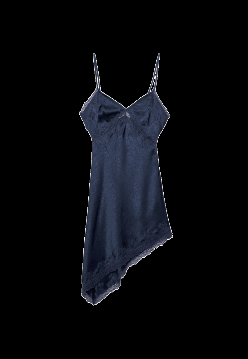 Короткое атласное платье асимметричного кроя