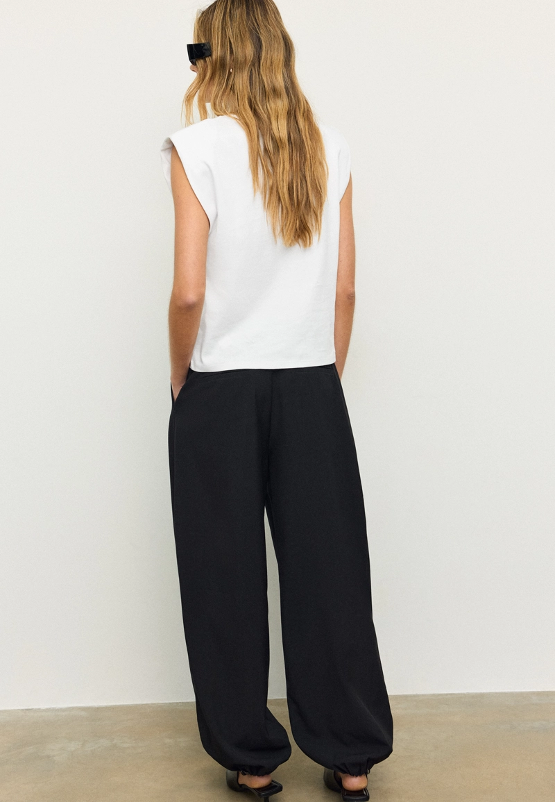 Базовая футболка с подплечниками