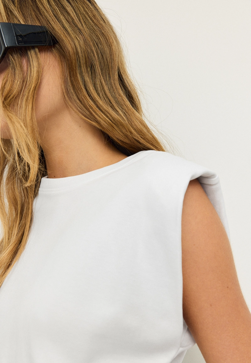 Базовая футболка с подплечниками