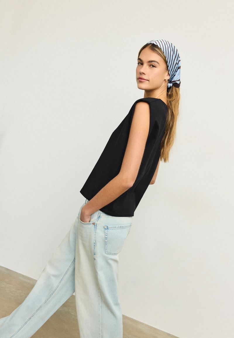 Базовая футболка с подплечниками