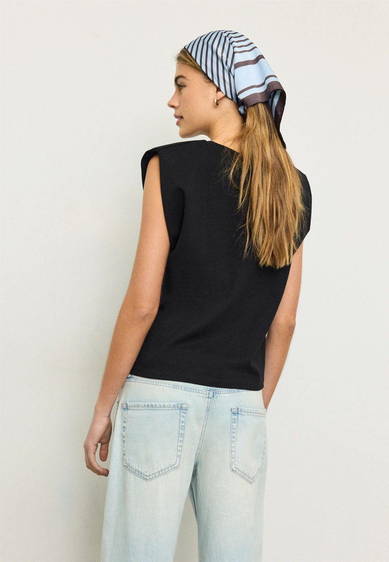 Базовая футболка с подплечниками