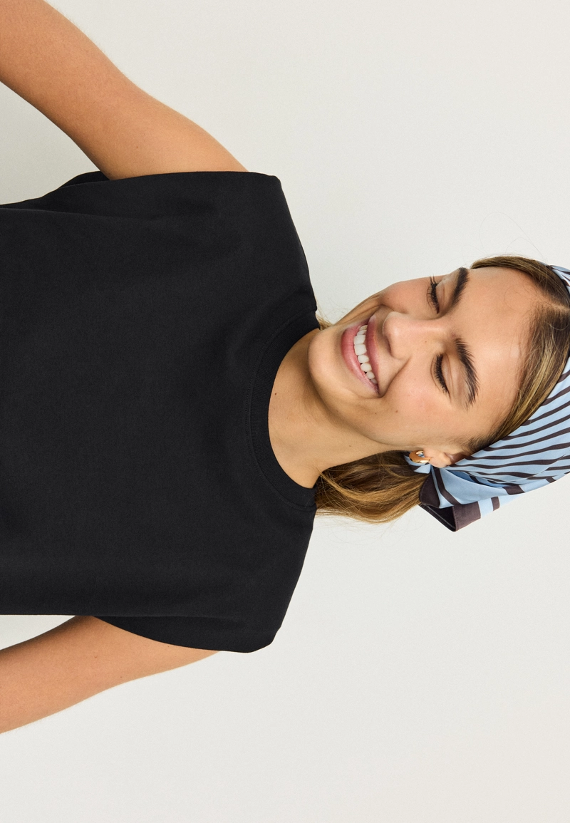 Базовая футболка с подплечниками