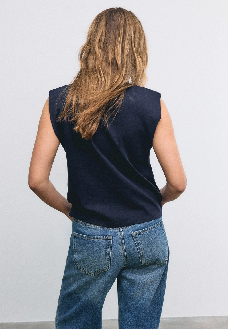 Базовая футболка с подплечниками