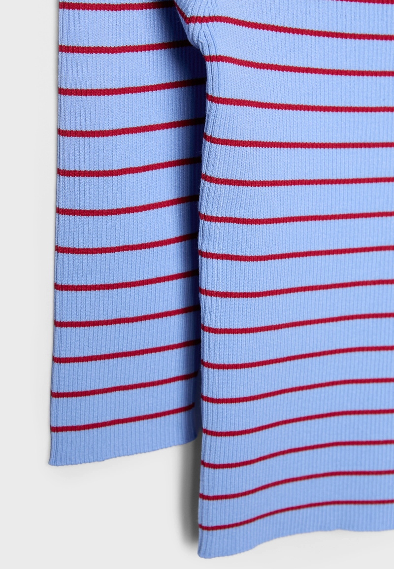 Трикотажный свитер в полоску облегающего кроя