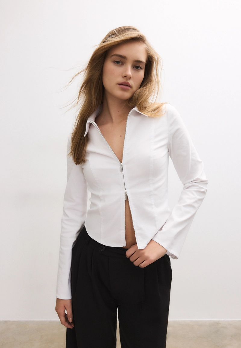 Приталенная рубашка из бенгалина на молнии