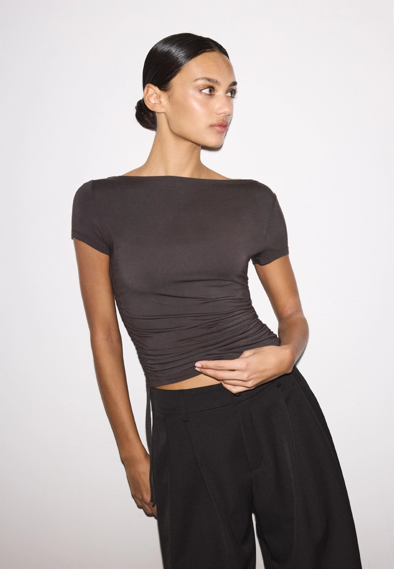 Футболка с короткими рукавами и сборками по бокам