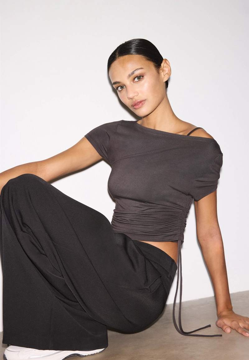 Футболка с короткими рукавами и сборками по бокам