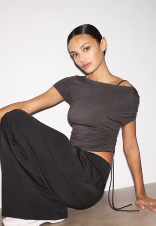 Футболка с короткими рукавами и сборками по бокам- Заказать в России