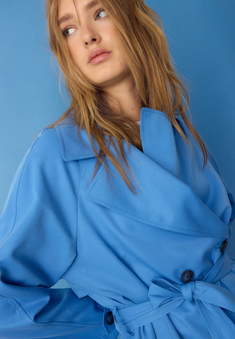 Короткий струящийся тренч с поясом