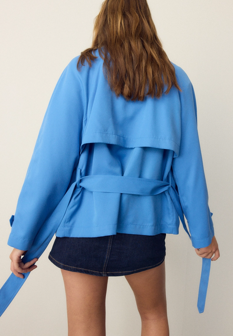 Короткий струящийся тренч с поясом