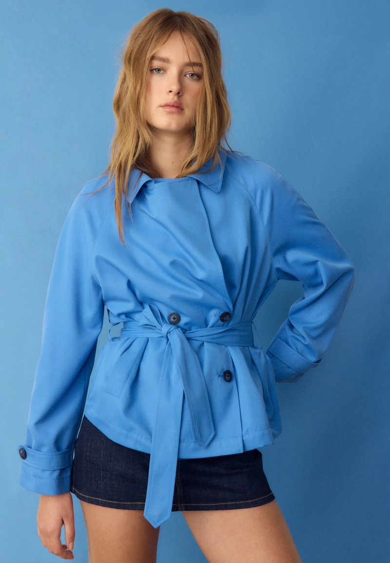 Короткий струящийся тренч с поясом