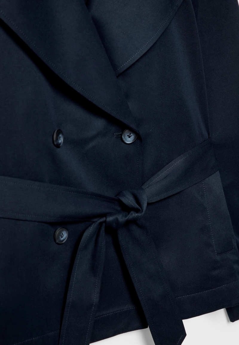 Короткий струящийся тренч с поясом