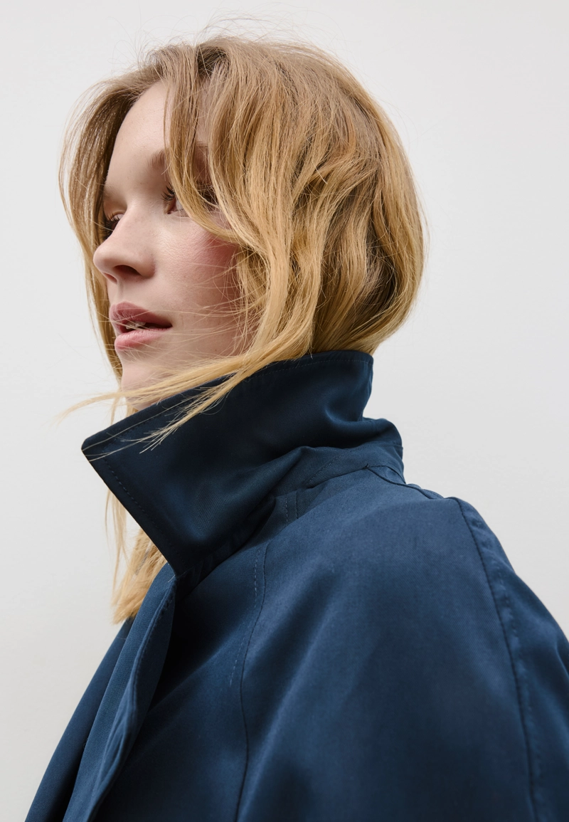 Короткий струящийся тренч с поясом