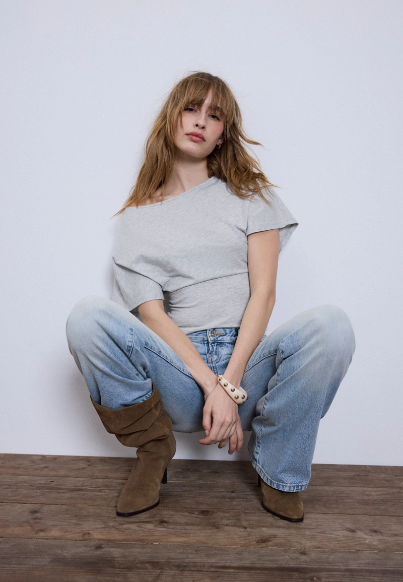 Футболка с вырезом-лодочкой и короткими рукавами