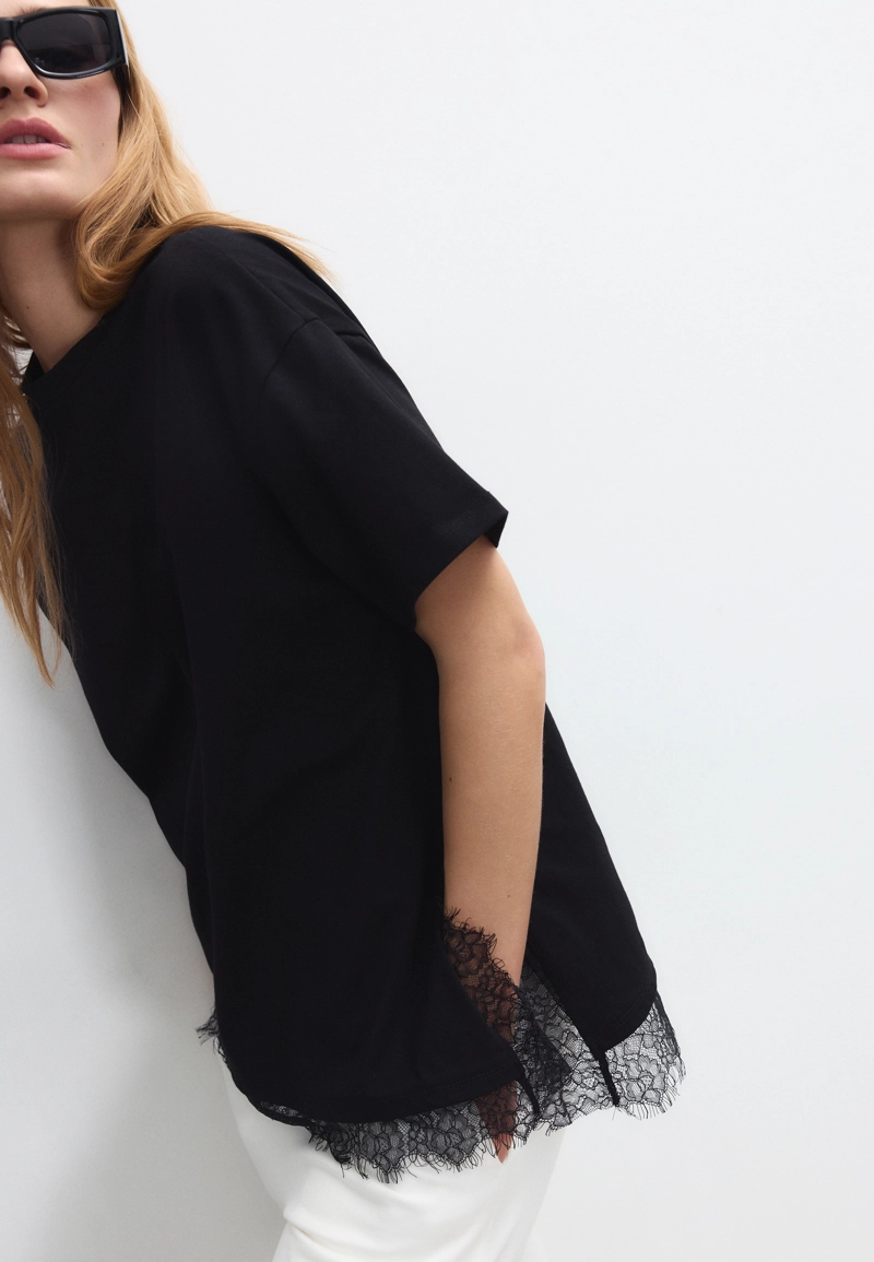 Футболка с короткими рукавами и кружевной отделкой по низу