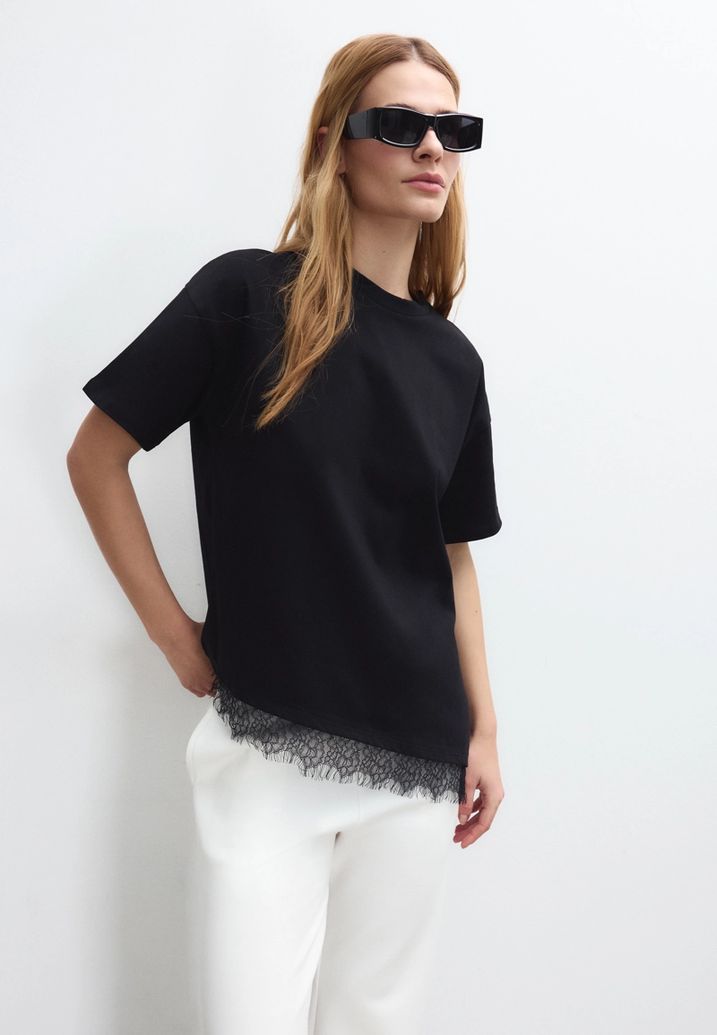 Футболка с короткими рукавами и кружевной отделкой по низу