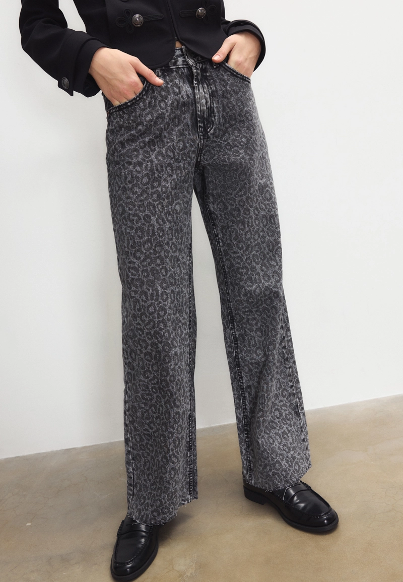 Прямые джинсы с леопардовым принтом